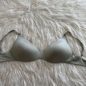 Skims Wireless Push up Bra Talc Size 36DDD